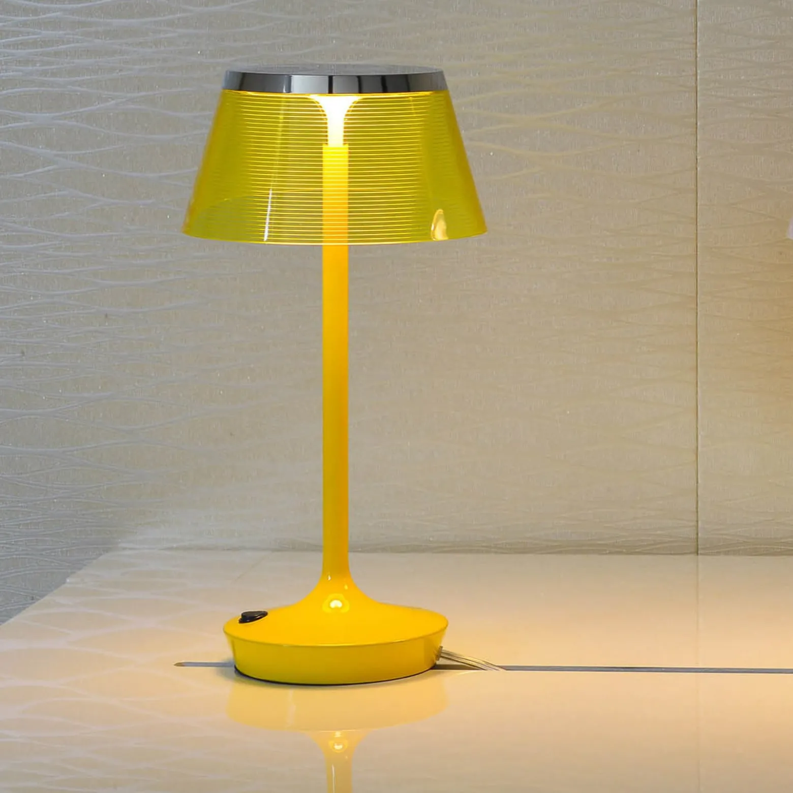 Aluminor La Petite Lampe-LED-pöytälamppu keltainen