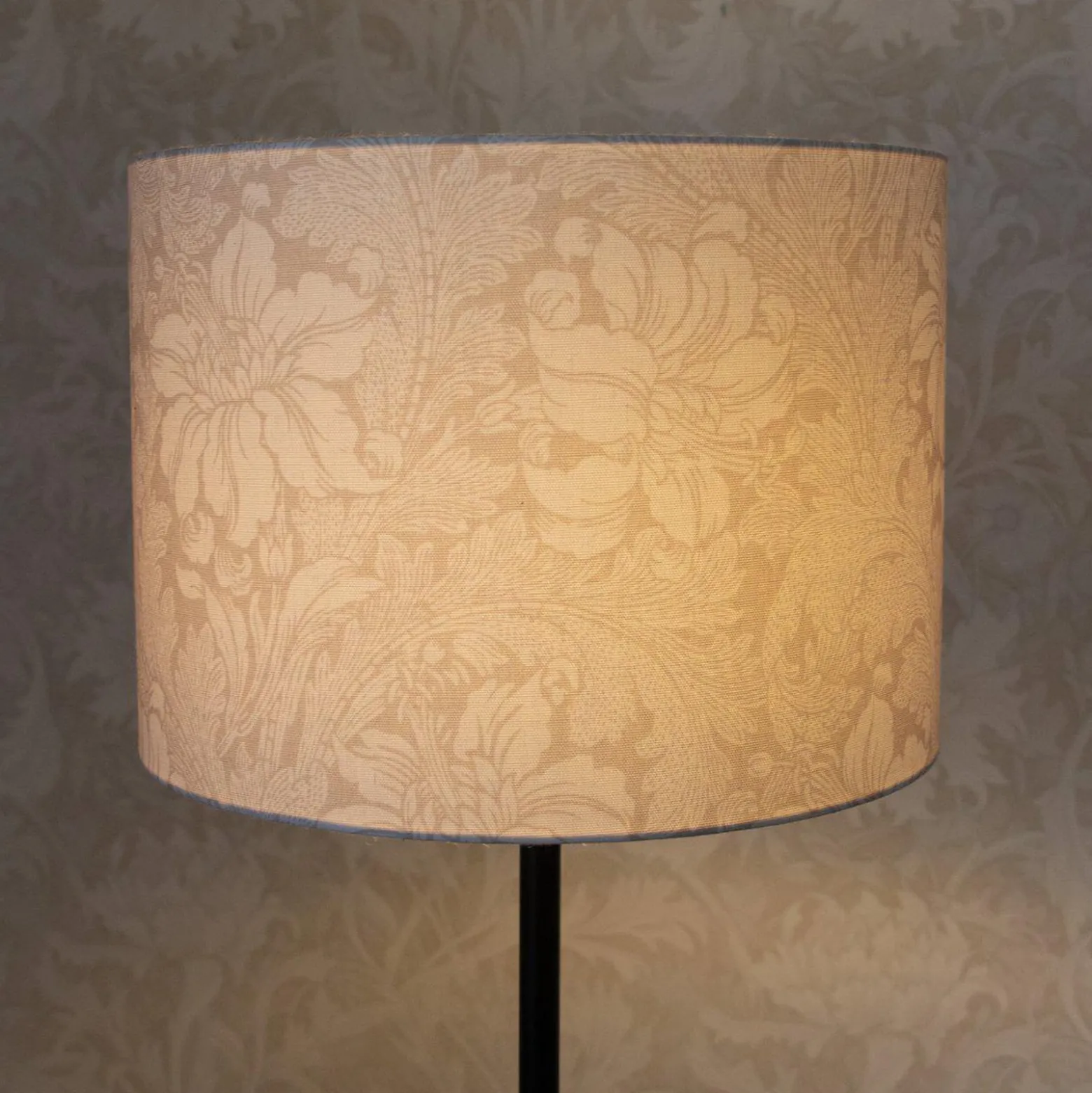 Amy-lattiavalaisin, beige/musta, korkeus 150 cm, tekstiili, E27