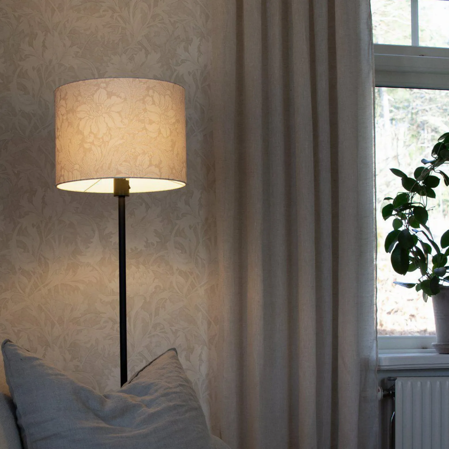 Amy-lattiavalaisin, beige/musta, korkeus 150 cm, tekstiili, E27