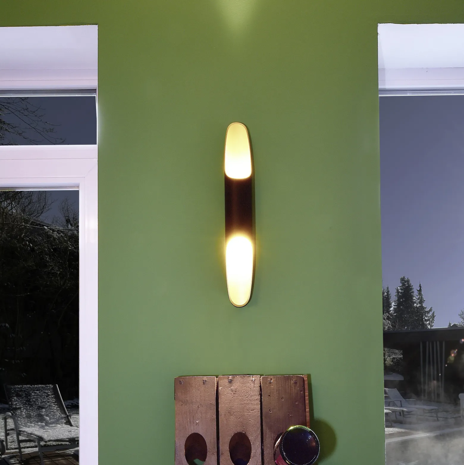 Apodis LED-seinävalaisin, musta/kulta, korkeus 50 cm, metalli himmennettävä