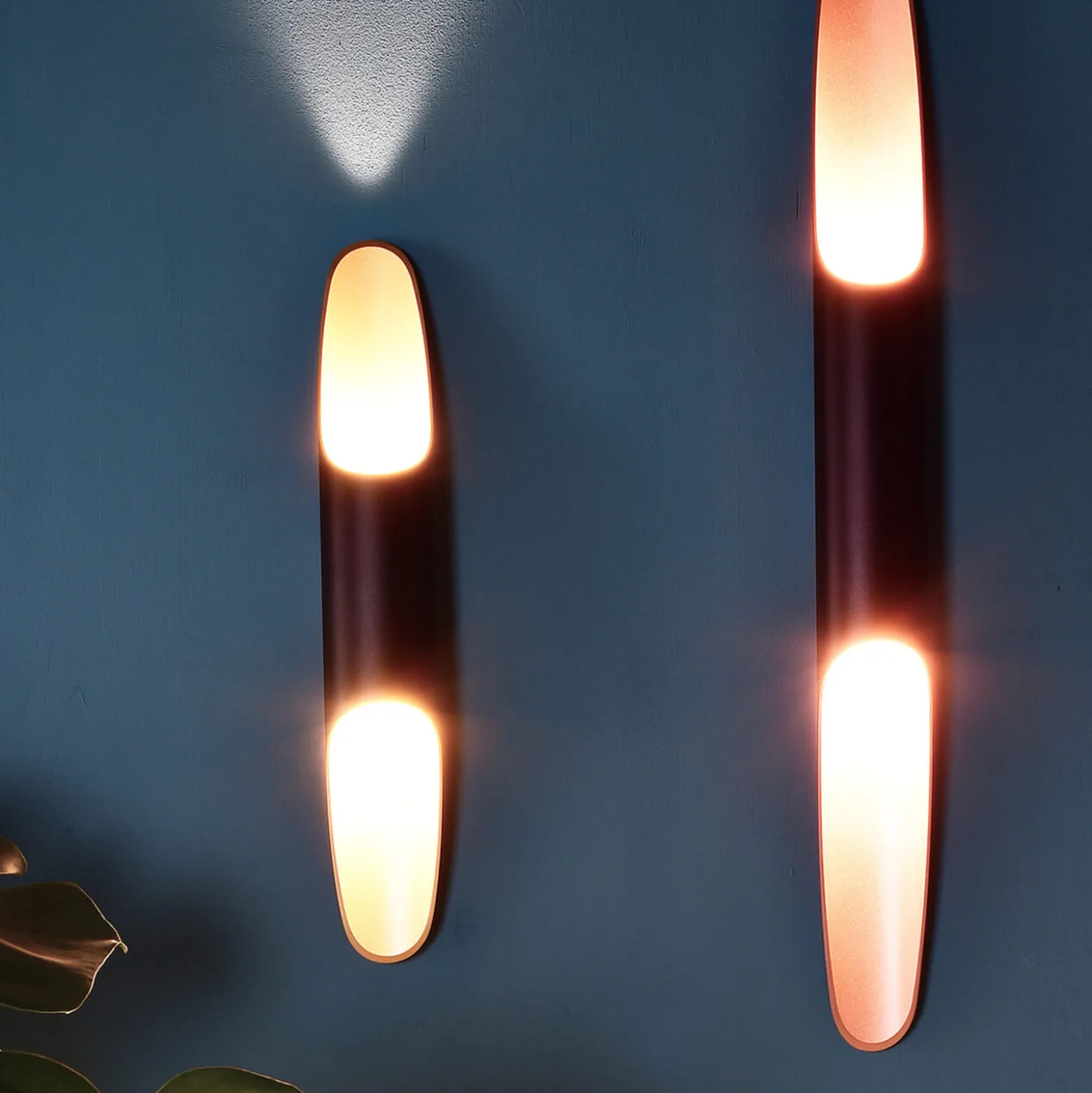 Apodis LED-seinävalaisin, musta/vaaleanpunainen, korkeus 80 cm, metalli