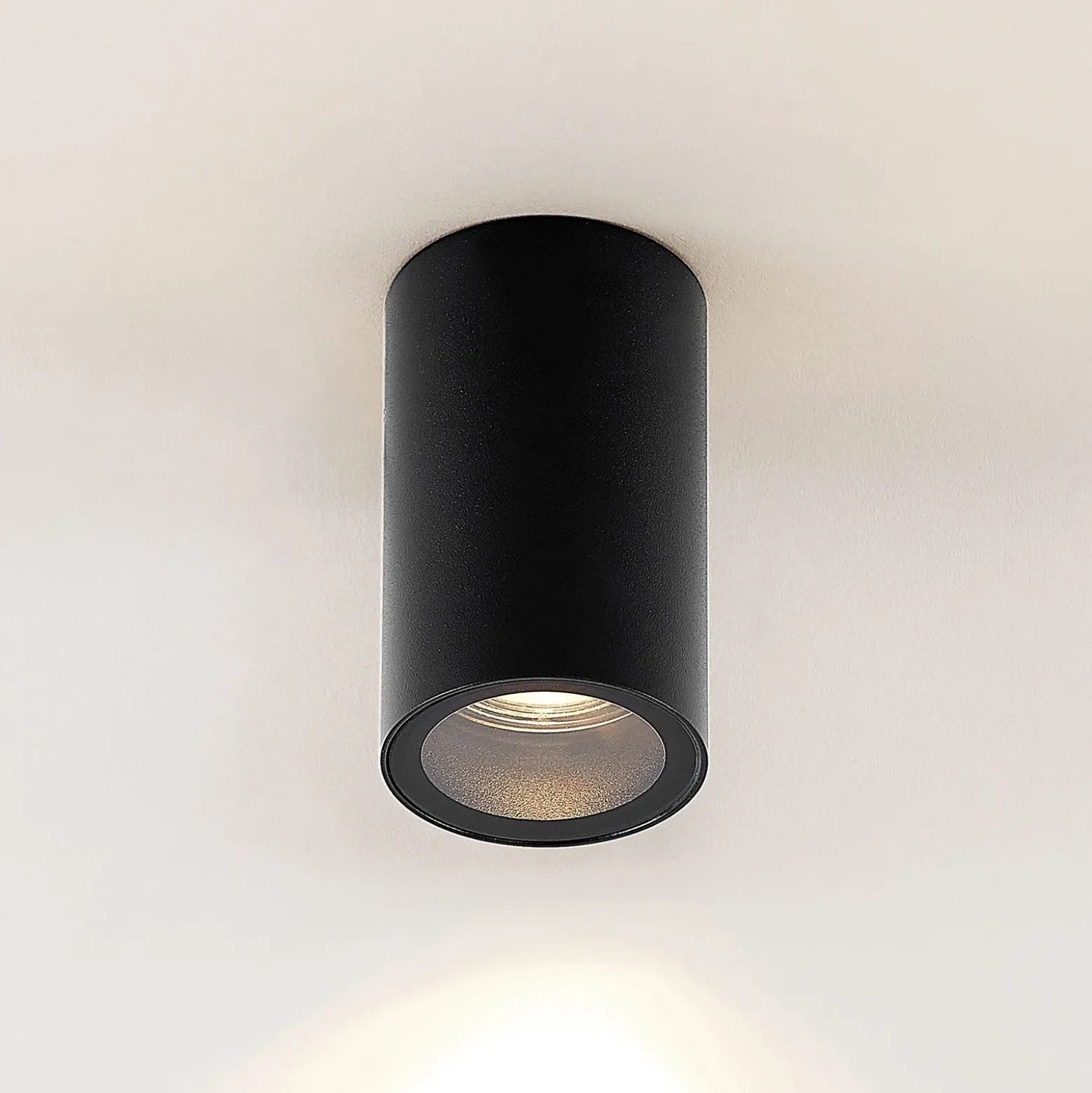 Arcchio alasvalo Olivir, musta, metalli, Ø 6cm, GU10, IP44