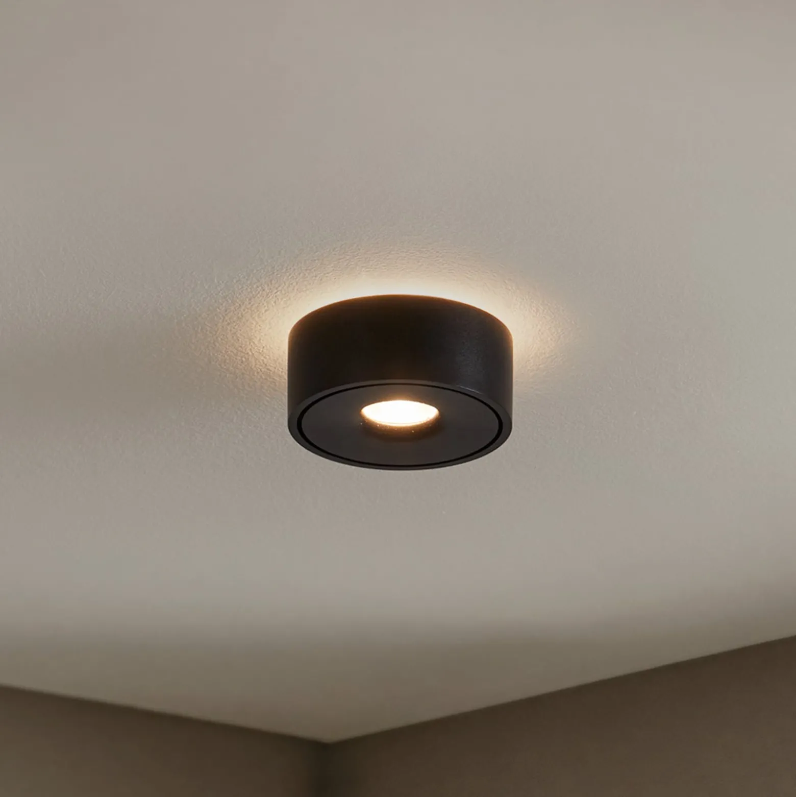 Arcchio LED-kattovalaisin Rotari, halkaisija 12 cm, valaisee ylös ja alas, musta