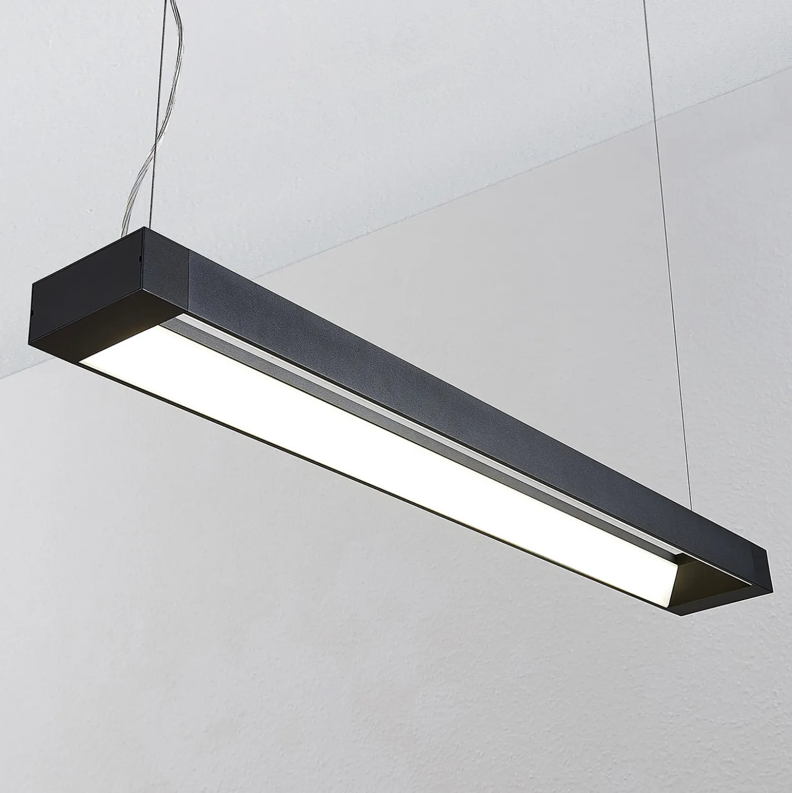 Arcchio LED-riippuvalaisin Cuna, 92 cm, musta, metallia
