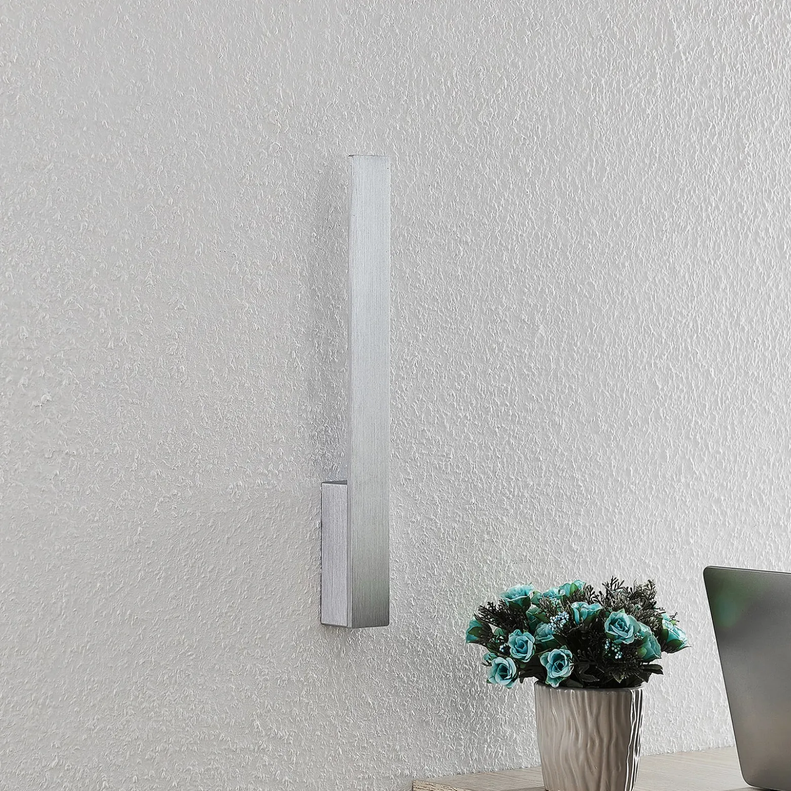 Arcchio LED-seinävalaisin Ivano, korkeus 43 cm, harjattua alumiinia