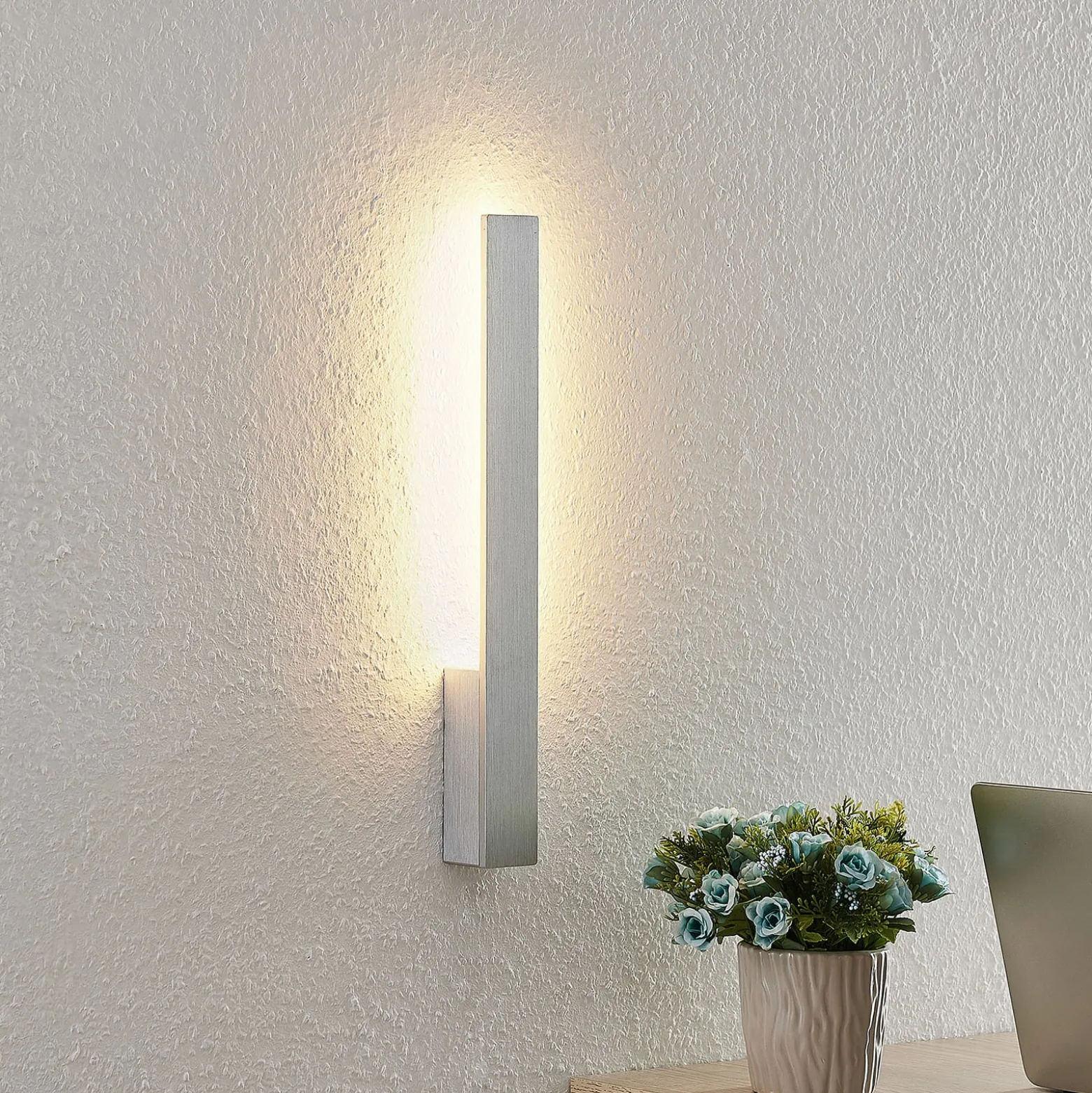 Arcchio LED-seinävalaisin Ivano, korkeus 43 cm, harjattua alumiinia