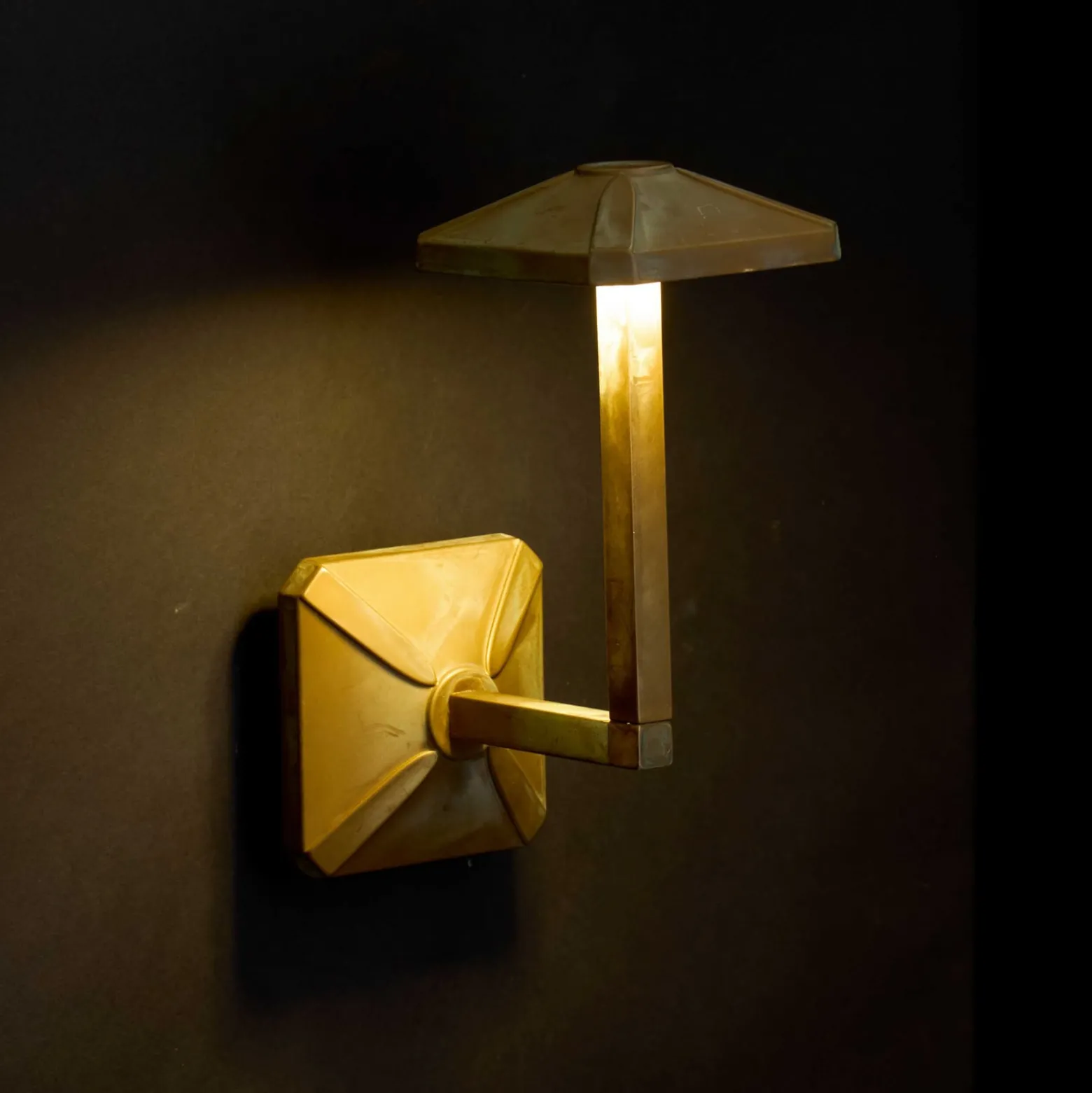 Aura Frame -LED-ulkoseinävalaisin, korkeus 24 cm, antiikkimessinki