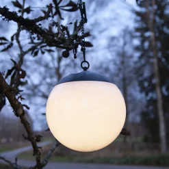 Aurinkokäyttöinen Globus-LED-riippuvalo