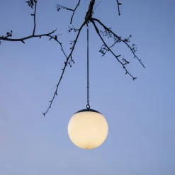 Aurinkokäyttöinen Globus-LED-riippuvalo