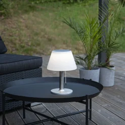 Aurinkokäyttöinen Solia-pöytävalaisin