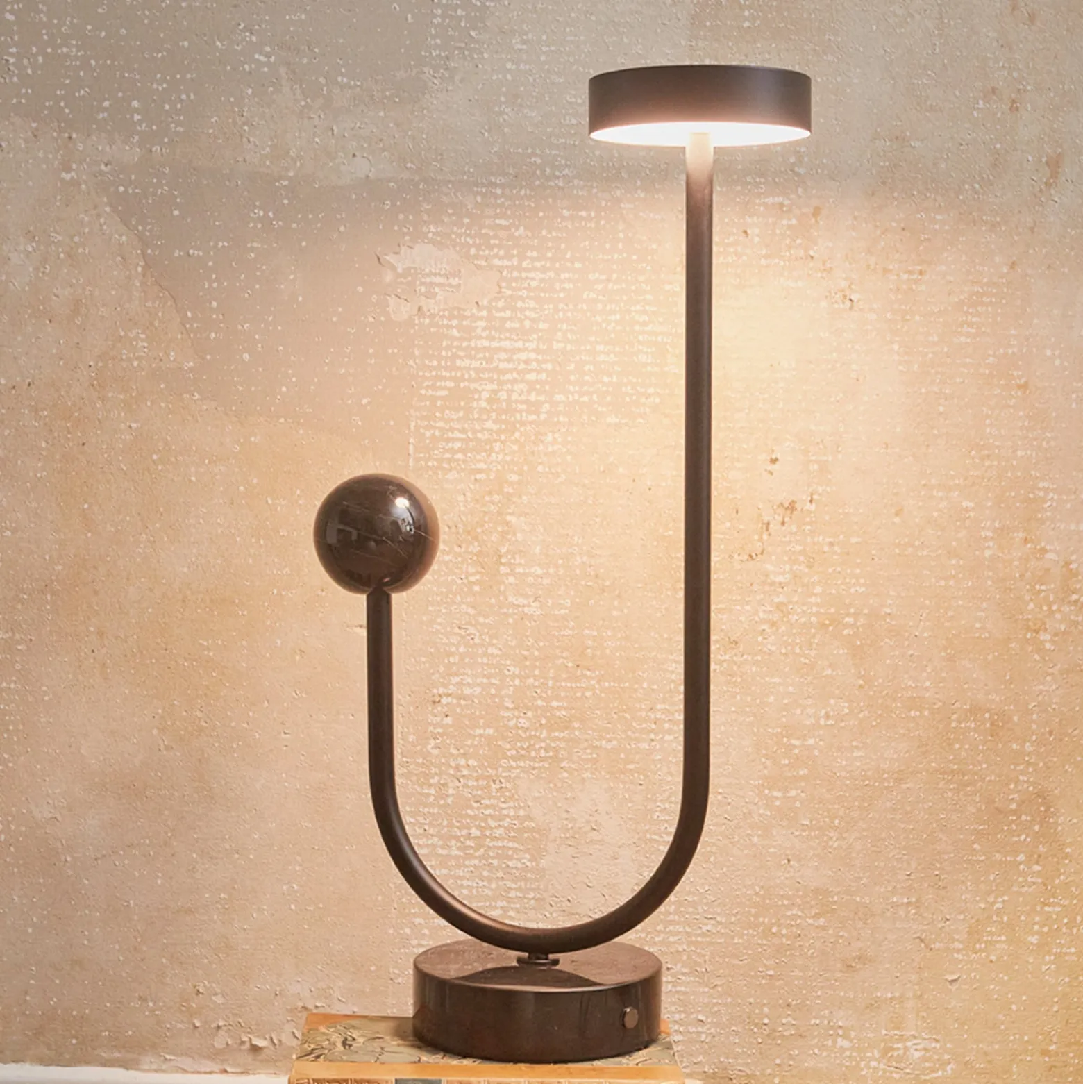 AYTM LED-pöytävalaisin Grasil, musta, marmori, korkeus 56 cm