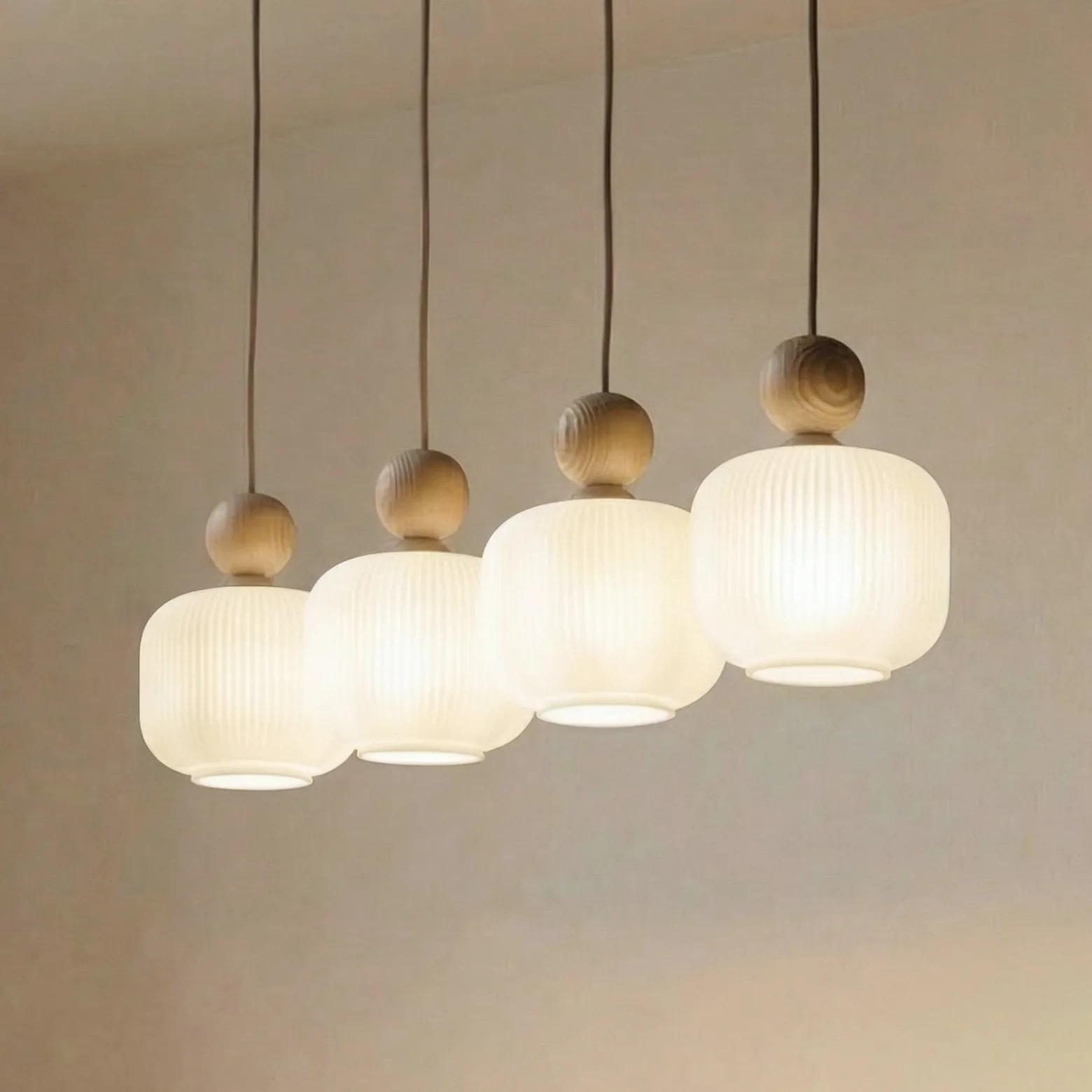 Ballo-riippuvalaisin, 4-lamppuinen, beige, lasi, pituus 80 cm