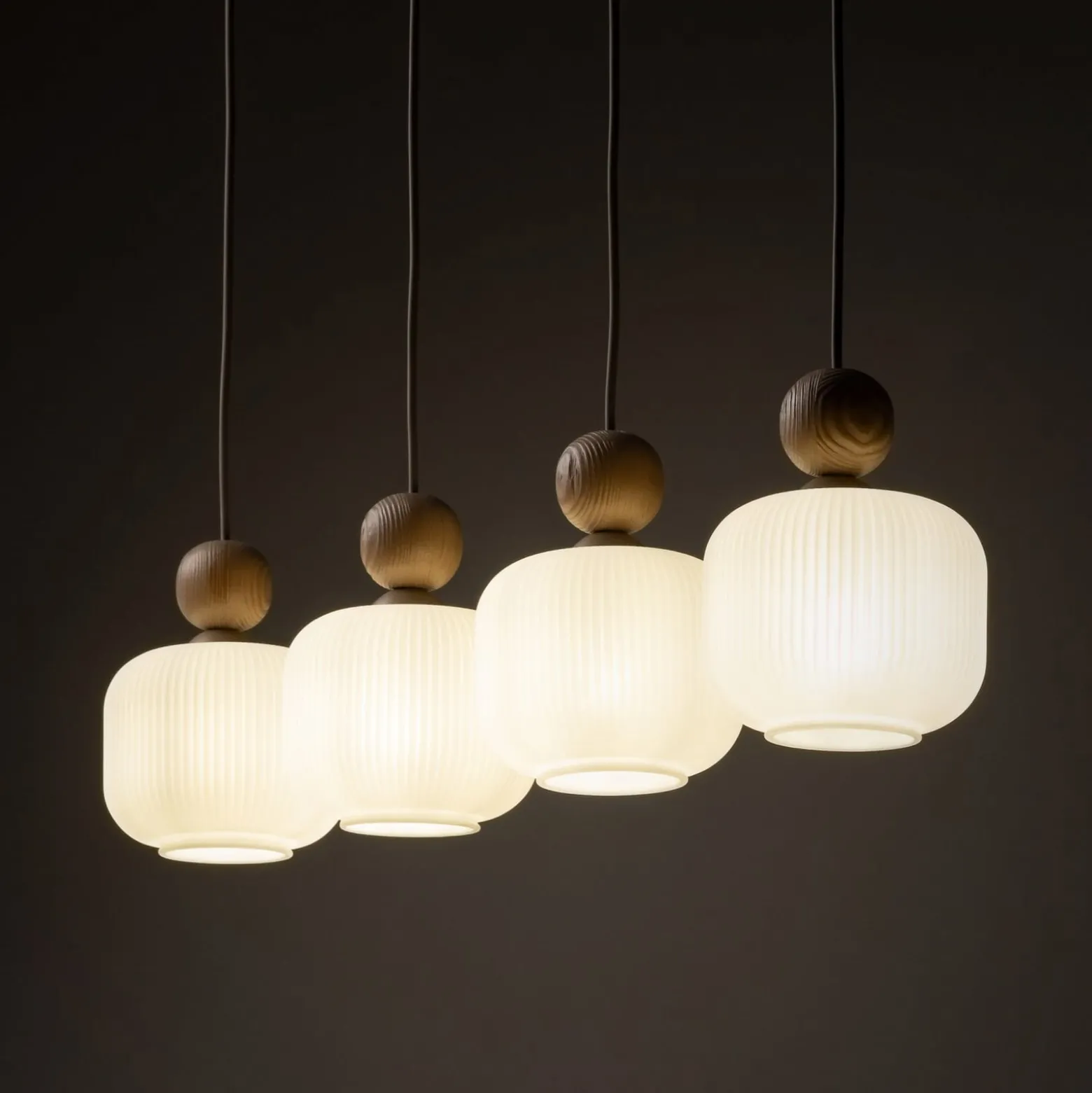 Ballo-riippuvalaisin, 4-lamppuinen, beige, lasi, pituus 80 cm