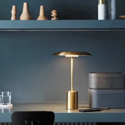 Beacon LED-pöytävalaisin Smith pronssinvärinen metalli USB-portti