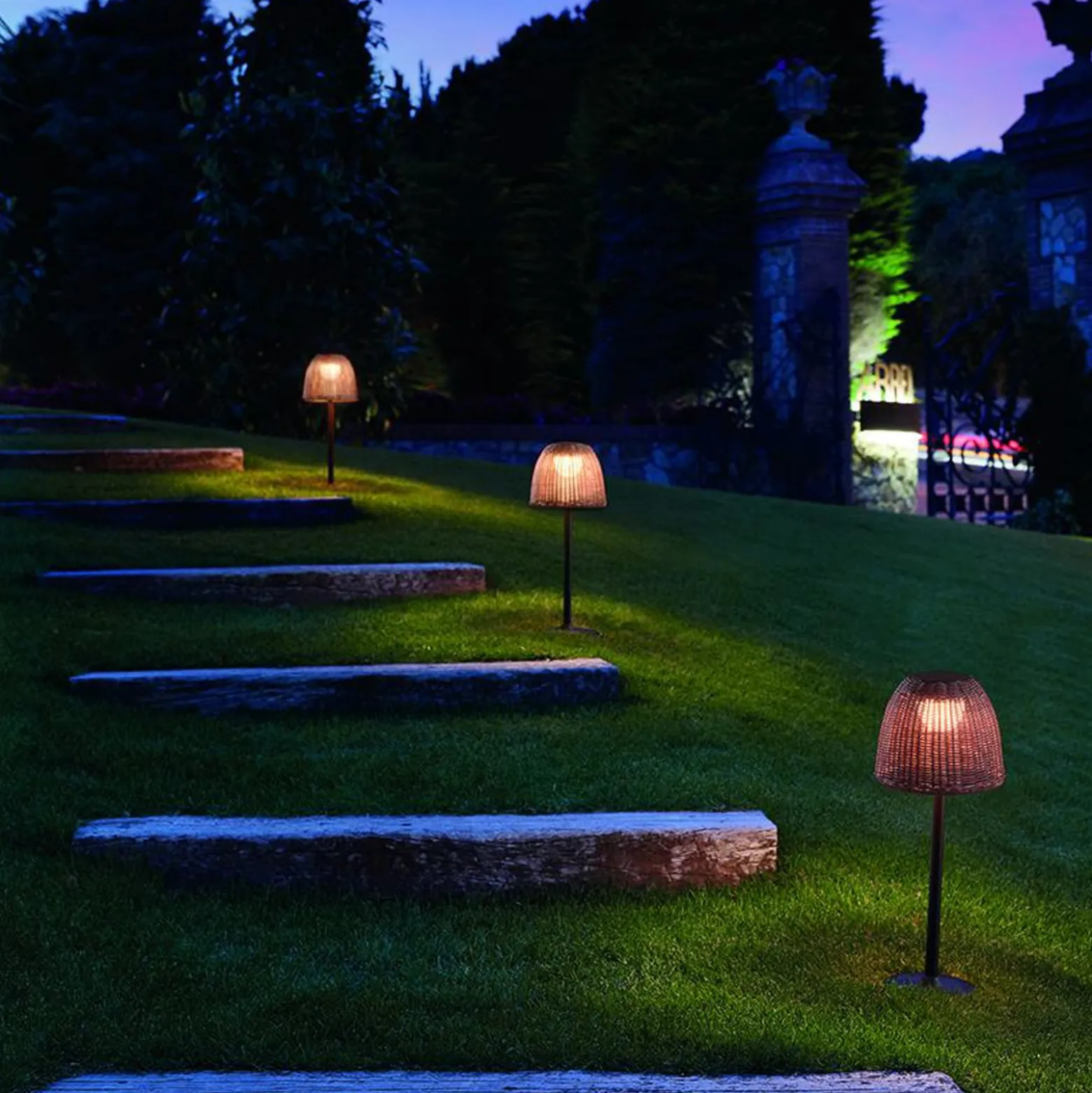 Bover LED-jalustavalaisin Atticus, korkeus 50 cm, grafiitinruskea/ruskea
