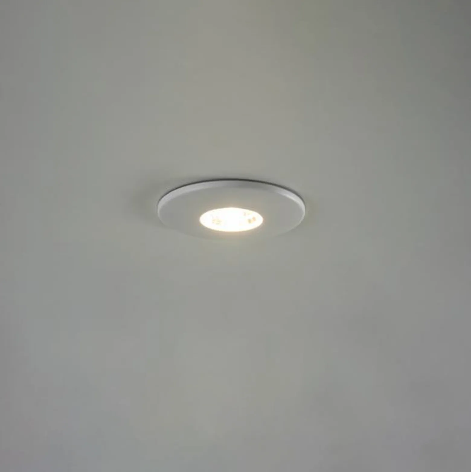 BRUMBERG Adapt -LED-uppoalasvalo valkoinen