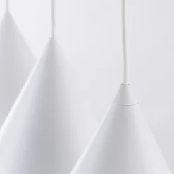 Cono-riippuvalaisin, kolmivaloinen, lineaarinen, pituus 75 cm, valkoinen