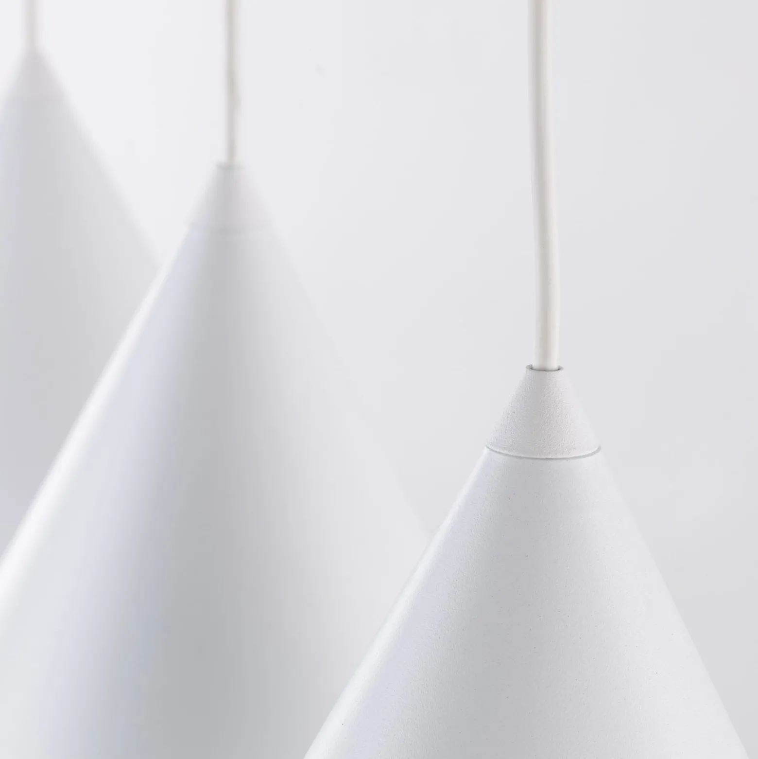 Cono-riippuvalaisin, kolmivaloinen, lineaarinen, pituus 75 cm, valkoinen