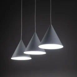 Cono-riippuvalaisin, kolmivaloinen, lineaarinen, pituus 75 cm, valkoinen