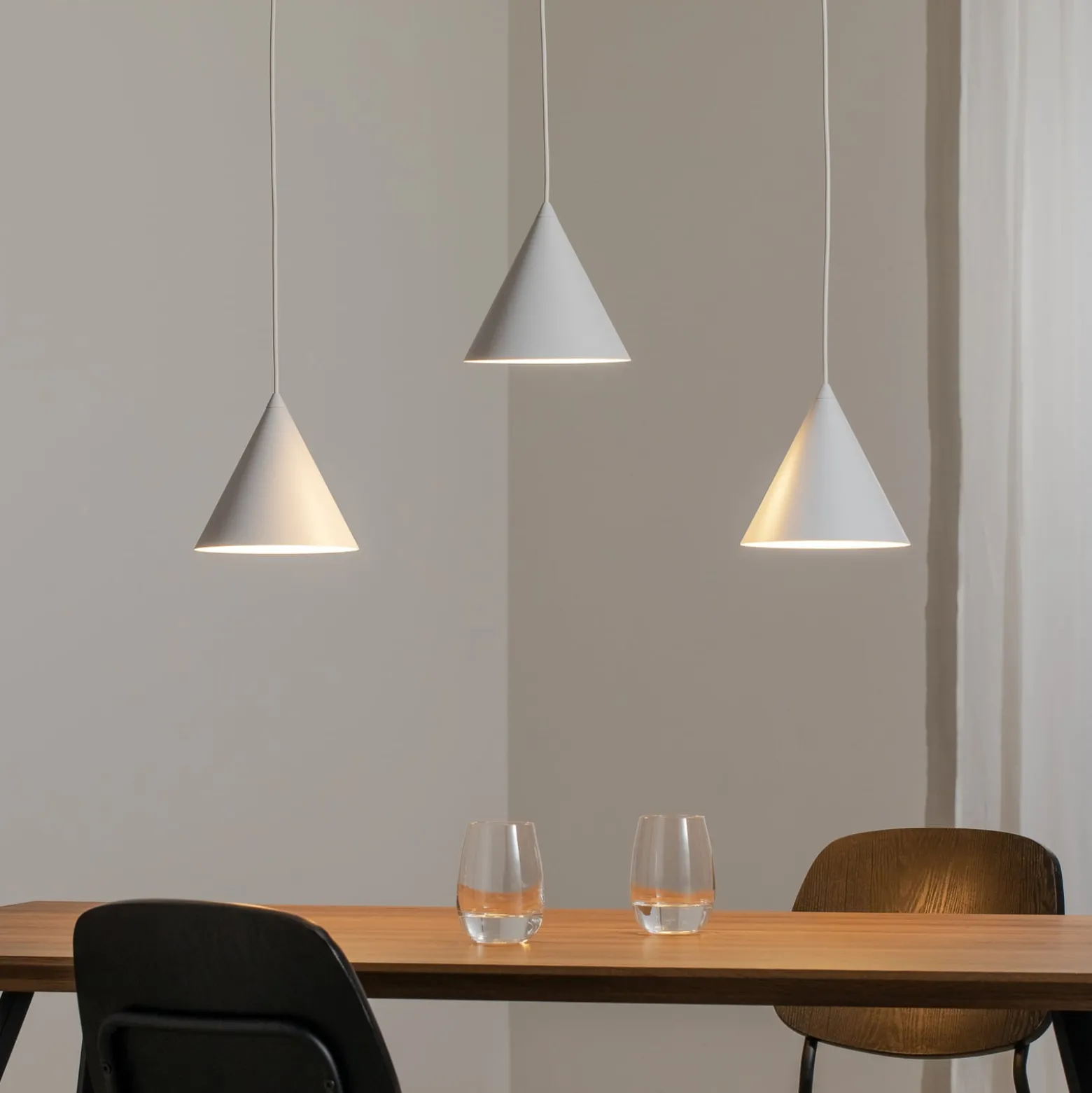 Cono-riippuvalaisin, kolmivaloinen, lineaarinen, pituus 75 cm, valkoinen