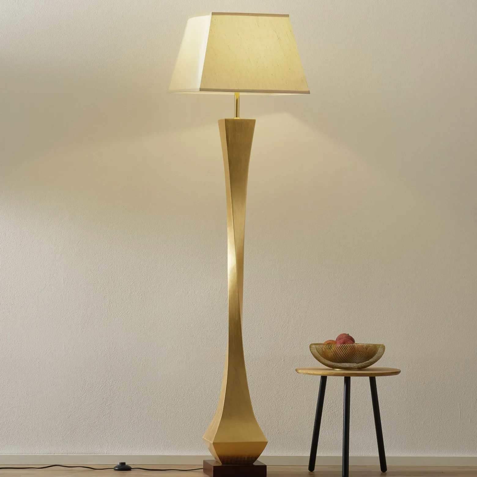 Deco - lattiavalaisin hienostuneella designilla