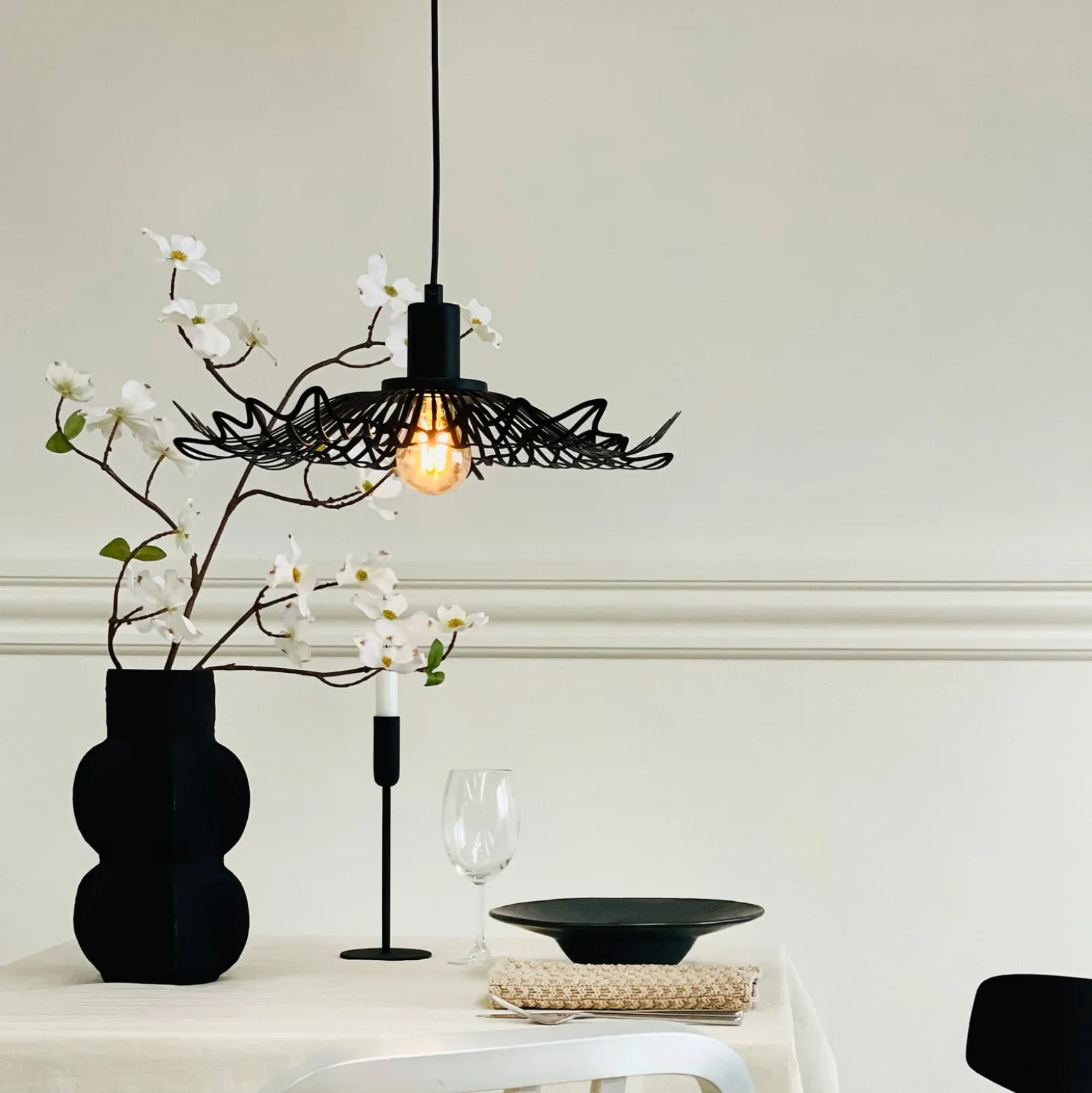 Dyberg Larsen Flora -riippuvalo, mattamusta, Ø 40 cm, metallia
