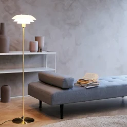 Dyberg Larsenin lattiavalaisin DL31, messingin värinen, korkeus 133 cm