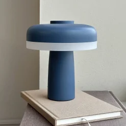 Dyberg Larsen ladattava LED-pöytävalaisin Porter, sininen, korkeus 16 cm
