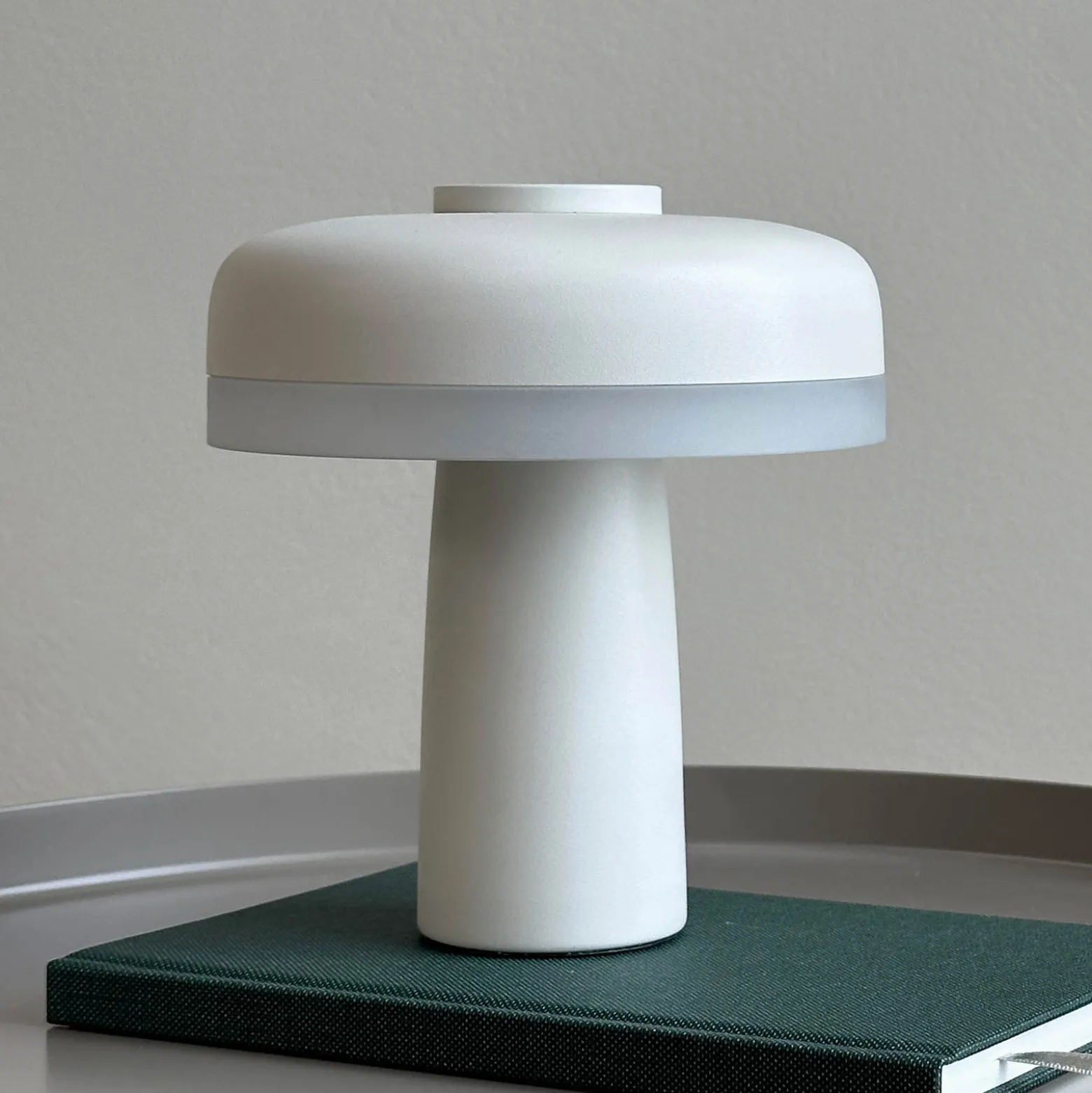 Dyberg Larsen ladattava LED-pöytävalaisin Porter, valkoinen, korkeus 16 cm