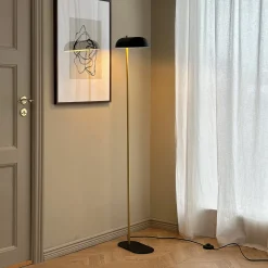 Dyberg Larsen lattiavalaisin Arch, musta/messinki, 143 cm