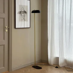 Dyberg Larsen lattiavalaisin Arch, musta/messinki, 143 cm