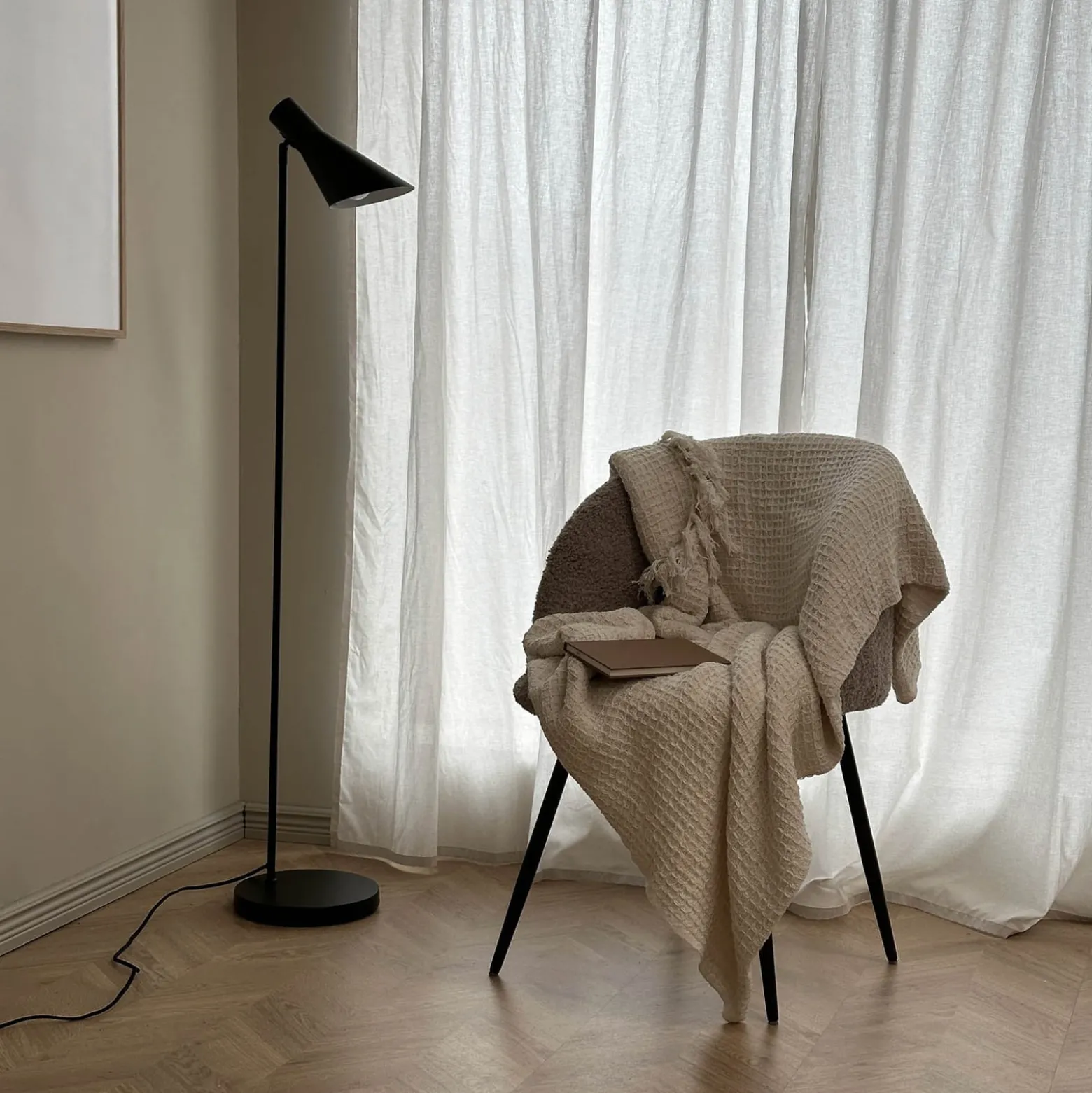 Dyberg Larsen lattiavalaisin DL12, musta, korkeus 139 cm, metallia