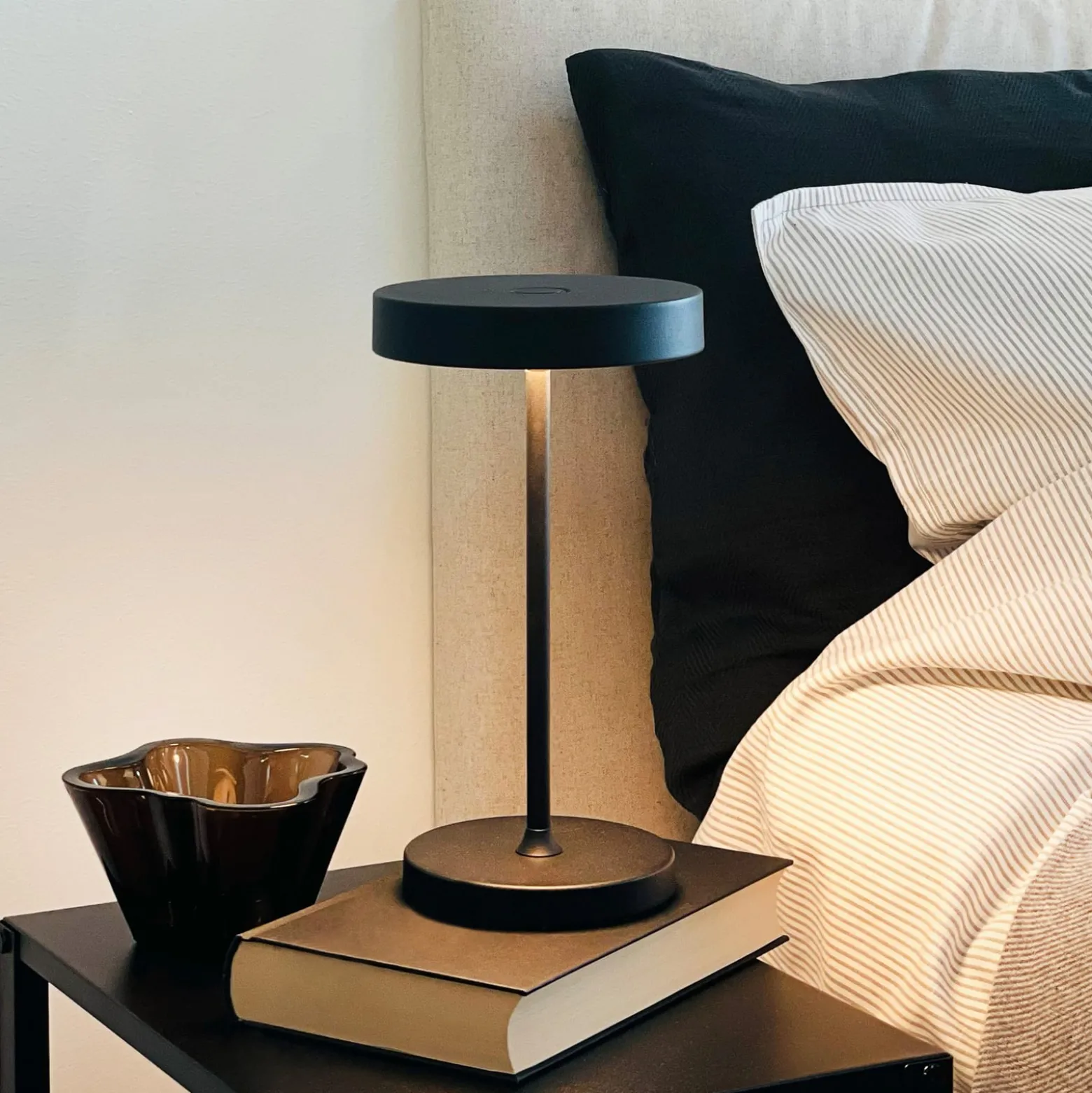 Dyberg Larsen LED-akkukäyttöinen pöytälamppu Starlight, musta, metalli