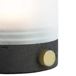 Dyberg Larsen LED-akku-pöytälamppu Cozy, korkeus 20,5 cm, betoni
