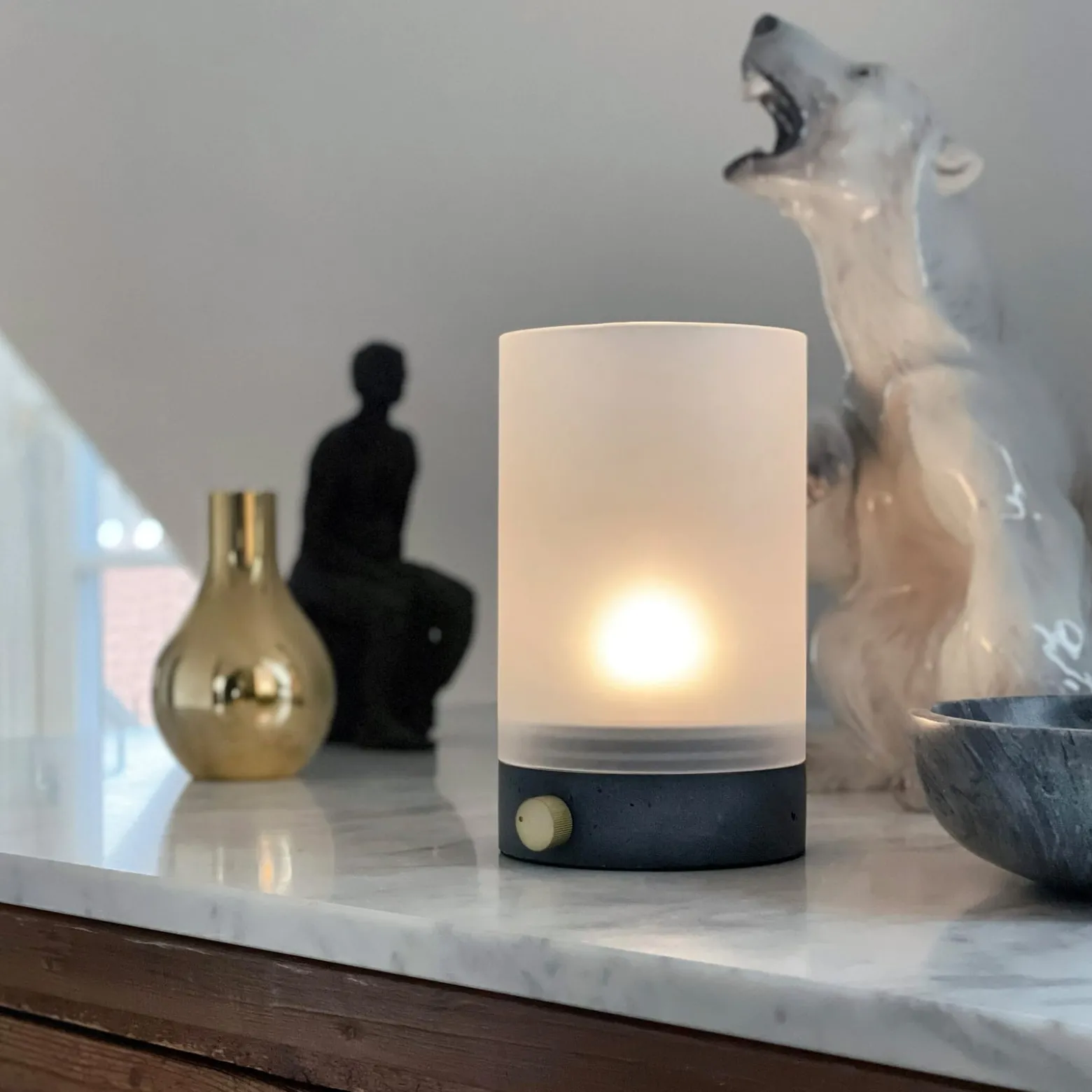 Dyberg Larsen LED-akku-pöytälamppu Cozy, korkeus 20,5 cm, betoni