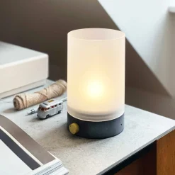 Dyberg Larsen LED-akku-pöytälamppu Cozy, korkeus 20,5 cm, betoni
