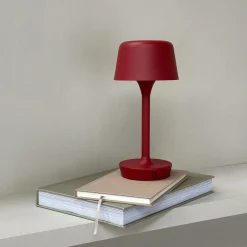 Dyberg Larsen LED-ladattava pöytävalaisin Flow, punainen, korkeus 25 cm