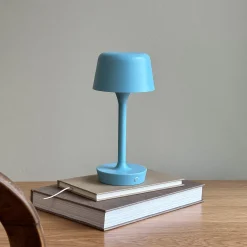 Dyberg Larsen LED-ladattava pöytävalaisin Flow, vaaleansininen, korkeus 25