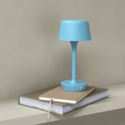 Dyberg Larsen LED-ladattava pöytävalaisin Flow, vaaleansininen, korkeus 25