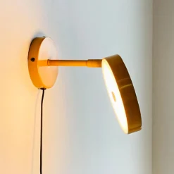 Dyberg Larsen LED-seinävalaisin Starlight, keltainen, Ø 14 cm, himmennettävä.