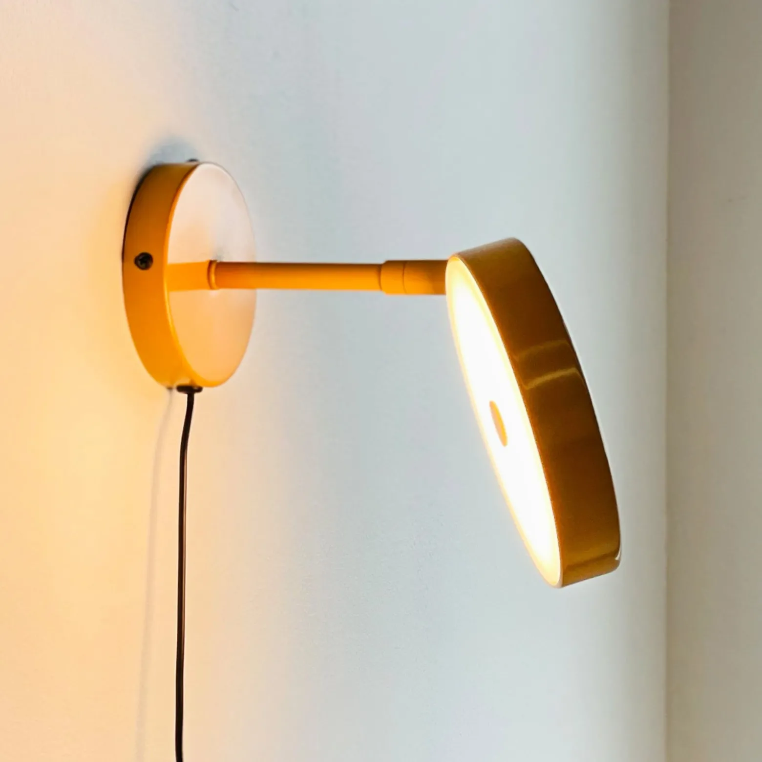 Dyberg Larsen LED-seinävalaisin Starlight, keltainen, Ø 14 cm, himmennettävä.