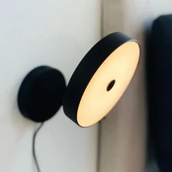 Dyberg Larsen LED-seinävalaisin Starlight, musta, Ø14 cm, himmennettävä.