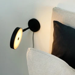 Dyberg Larsen LED-seinävalaisin Starlight, musta, Ø14 cm, himmennettävä.