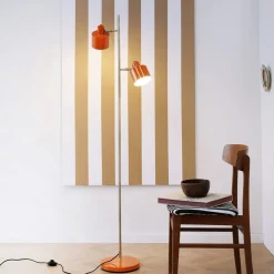 Dyberg Larsen Ocean-maavalaisin, oranssi, korkeus 160 cm, 2-lamppuinen.