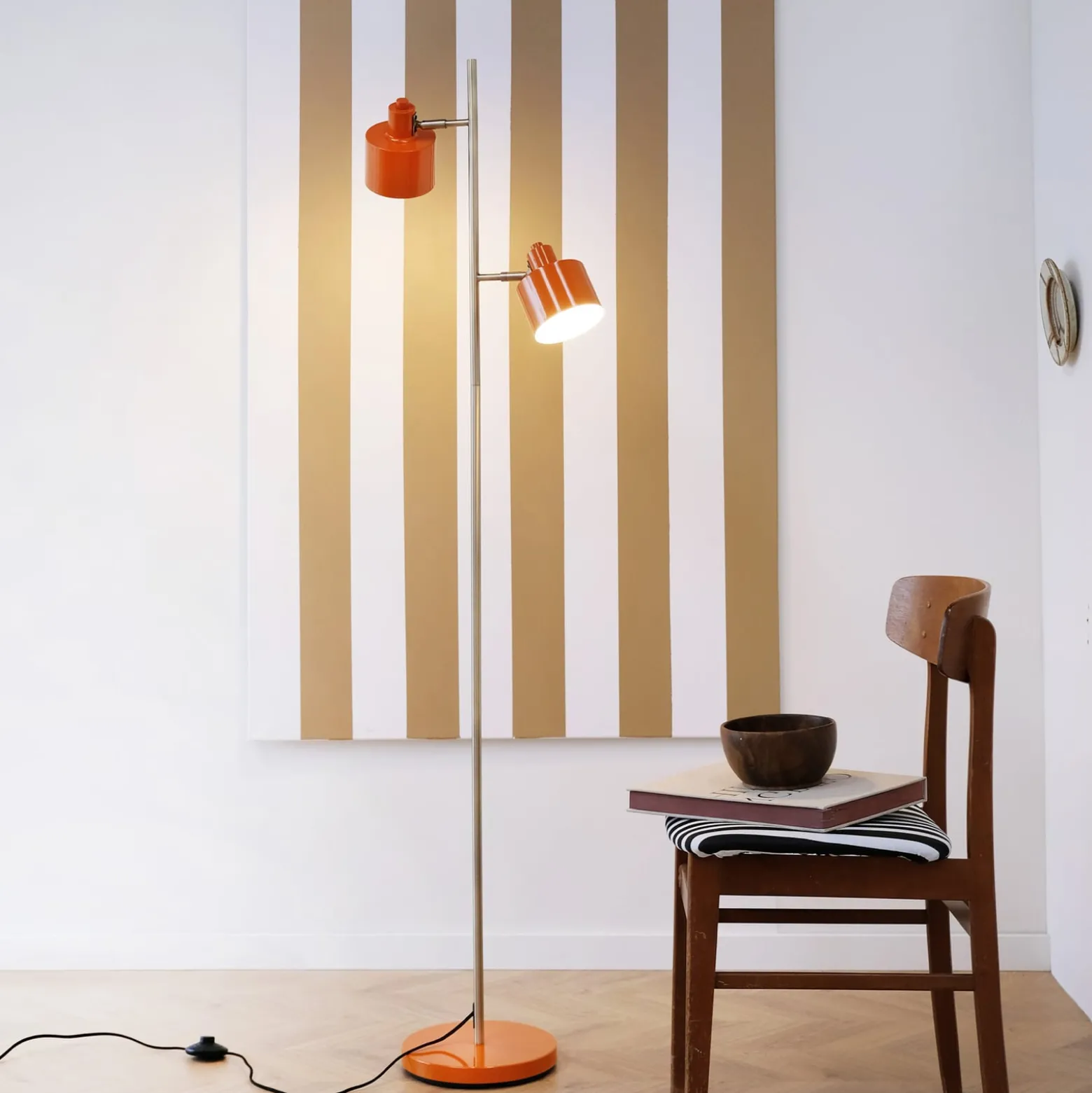 Dyberg Larsen Ocean-maavalaisin, oranssi, korkeus 160 cm, 2-lamppuinen.