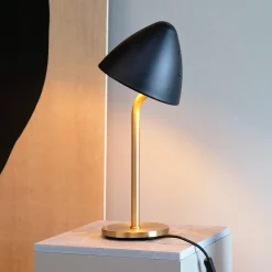 Dyberg Larsen pöytälamppu Oulu, musta/messinki, korkeus 47 cm