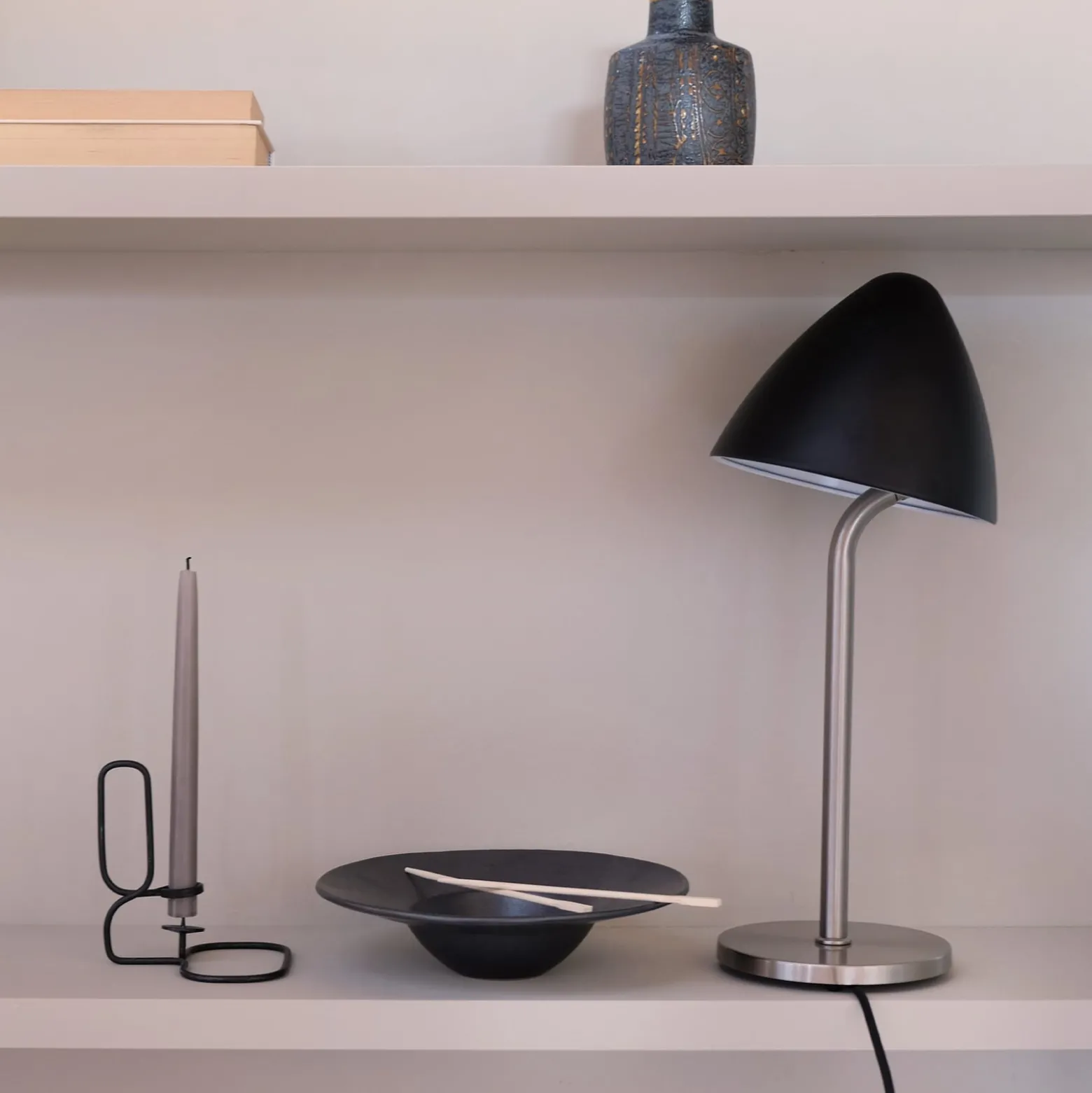 Dyberg Larsen pöytälamppu Oulu, musta/teräs, korkeus 47 cm