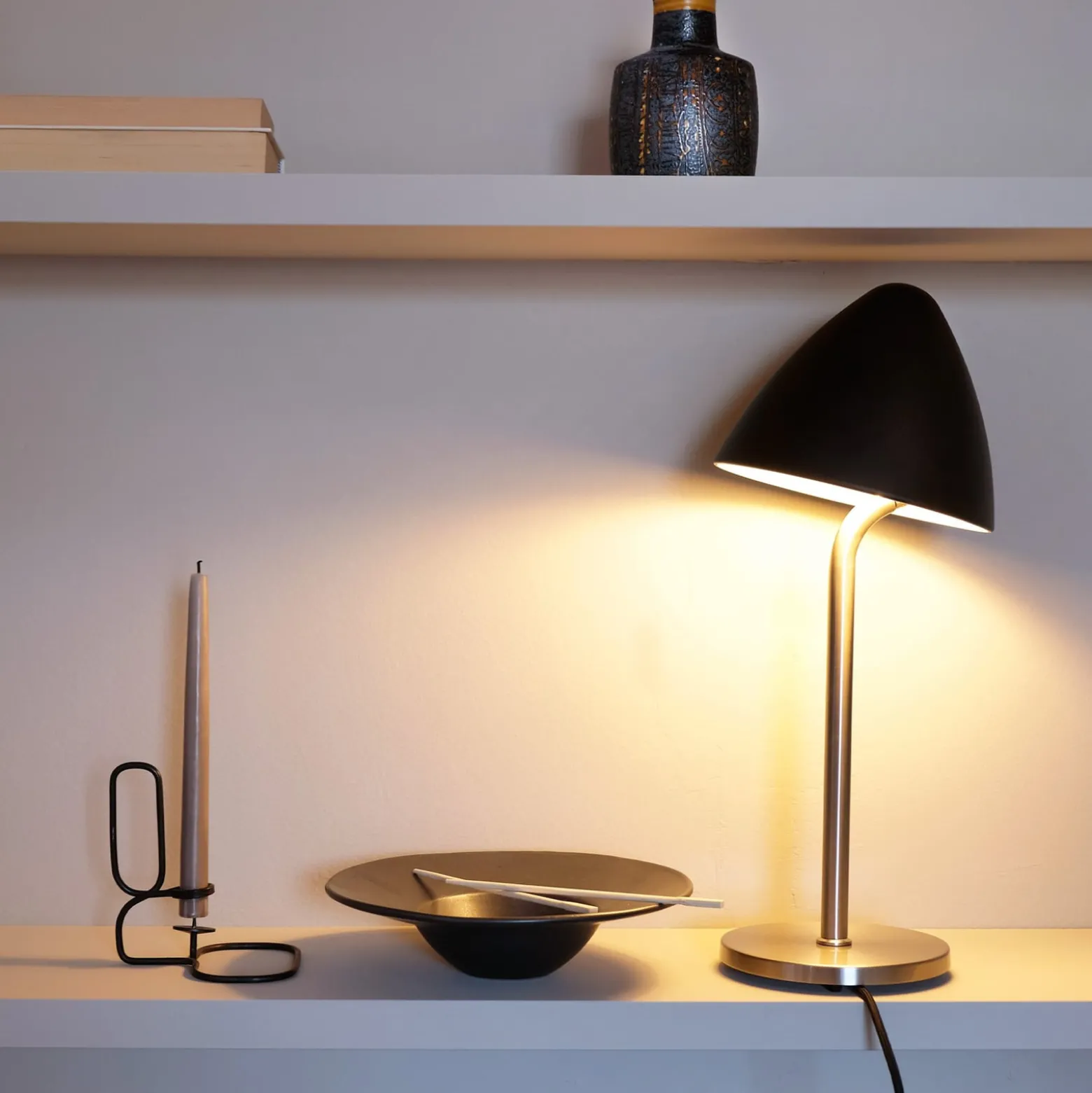 Dyberg Larsen pöytälamppu Oulu, musta/teräs, korkeus 47 cm