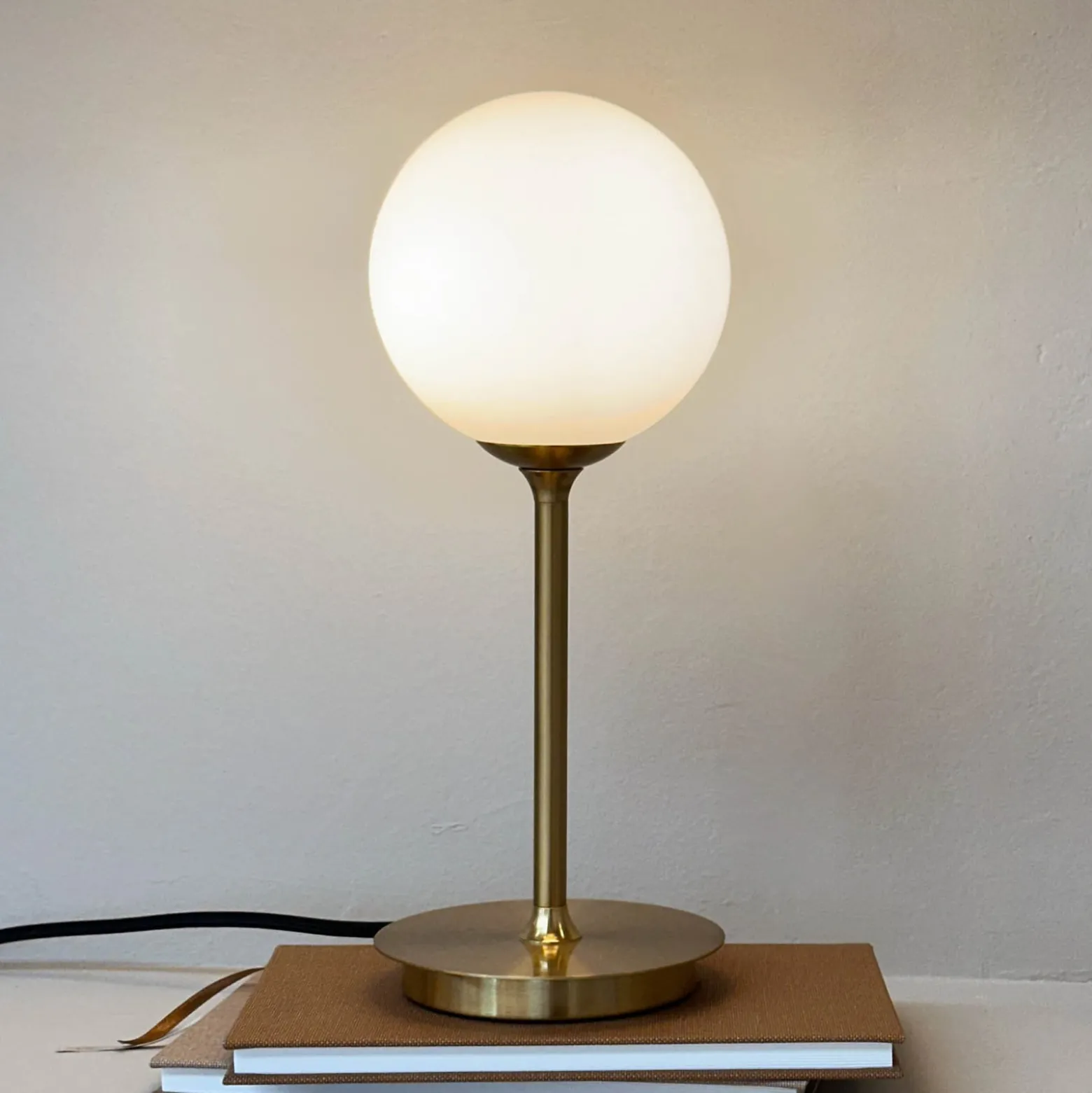 Dyberg Larsen pöytävalaisin Sia, opaali/messinkinvärinen, korkeus 12 cm