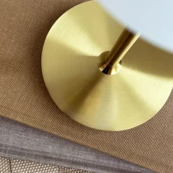 Dyberg Larsen pöytävalaisin Sia, opaali/messinkinvärinen, korkeus 12 cm